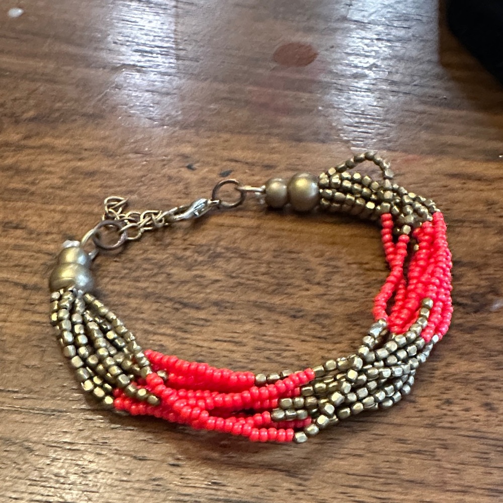 Elegant Beaded Bracelet in Gold and Red
